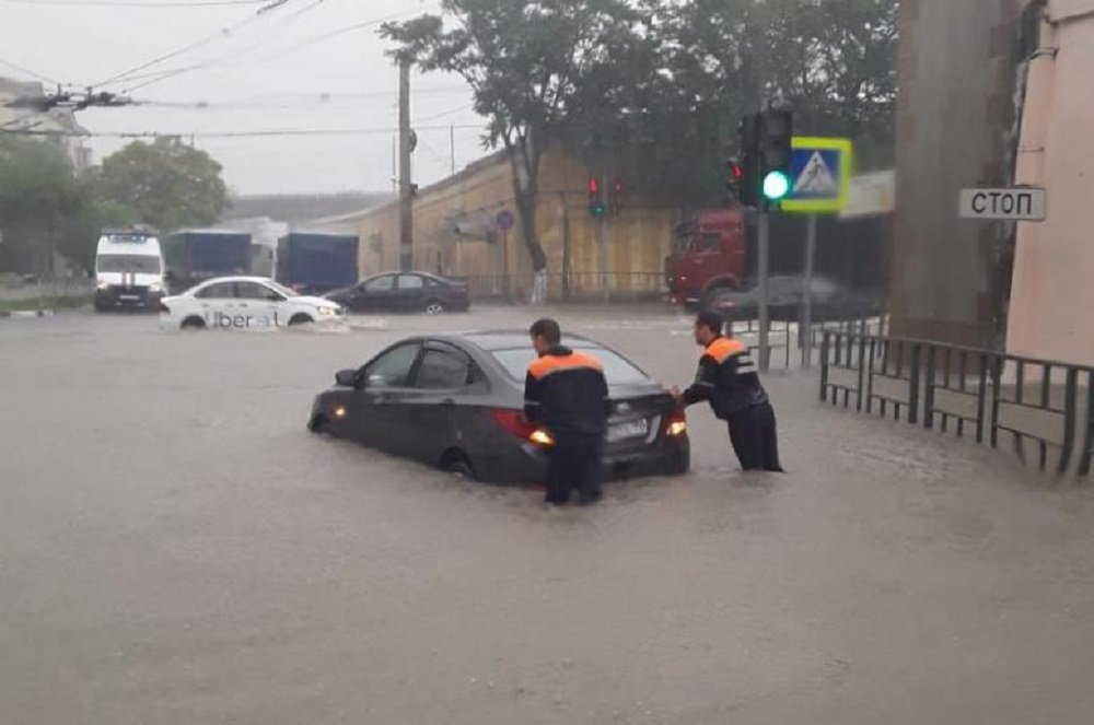 Спасатели в Новороссийске вытаскивают затопленные машины с улиц, людей просят не выходить из дома после потопа