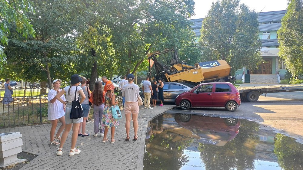 В Таганроге днем 3 августа асфальтоукладчик протаранил два автомобиля в сквере Петра I