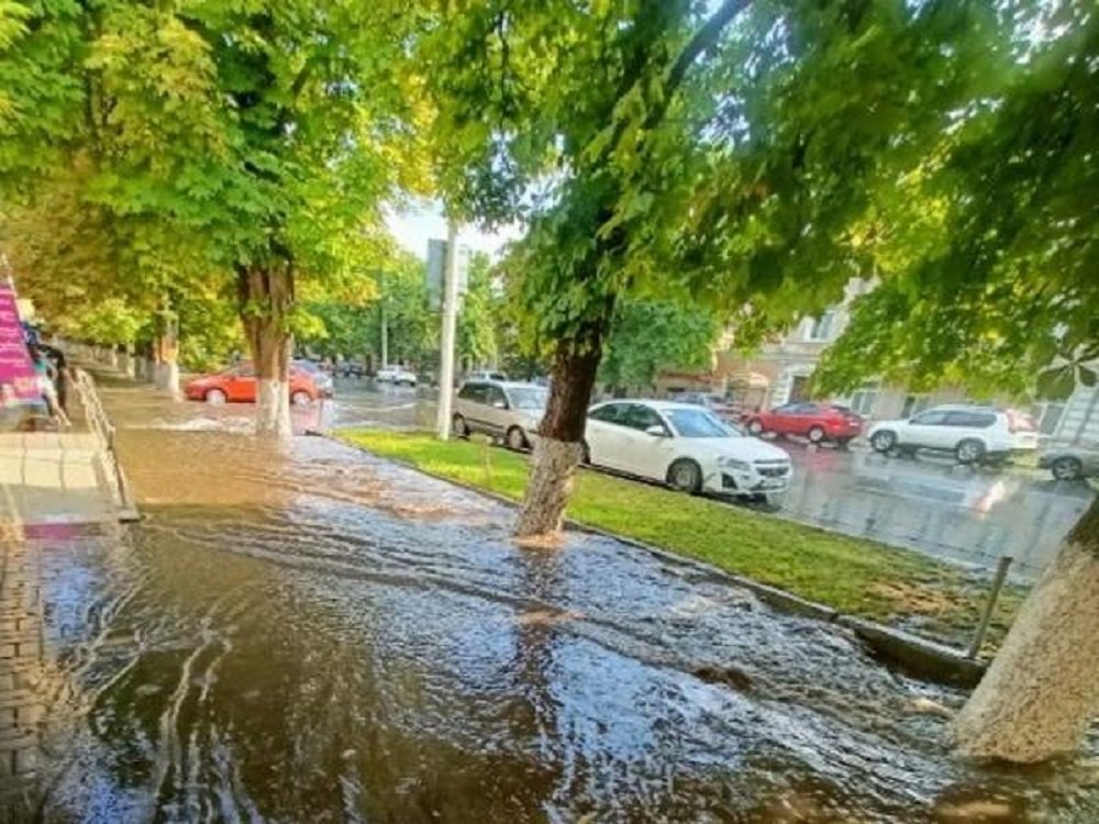 В Новочеркасске из-за сильного дождя затопило центр города днем 4 августа