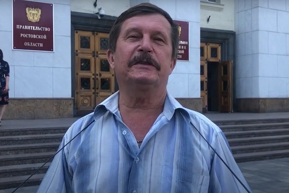 Одиночный пикет у здания областной администрации провел житель Ростова-на-Дону против Западной хорды