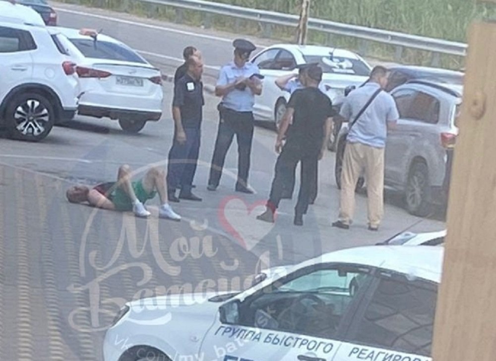 Неадекватного мужчину скрутили полицейские в Батайске у ТЦ «Оранжерея» днем 4 августа