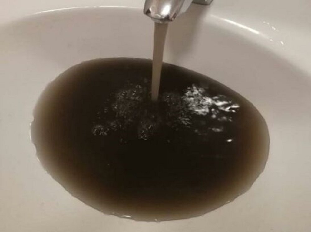 Черная вода потекла из кранов в ЖК «Акварель» в Ростове с 5 августа