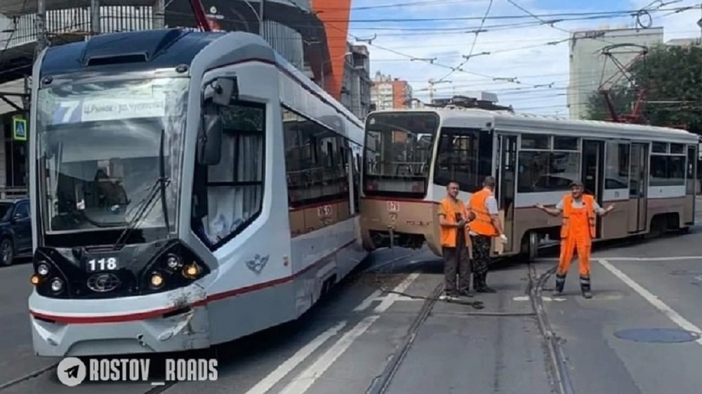 Два трамвая столкнулись на перекрестке Буденновского и Горького в Ростове-на-Дону днем 6 августа