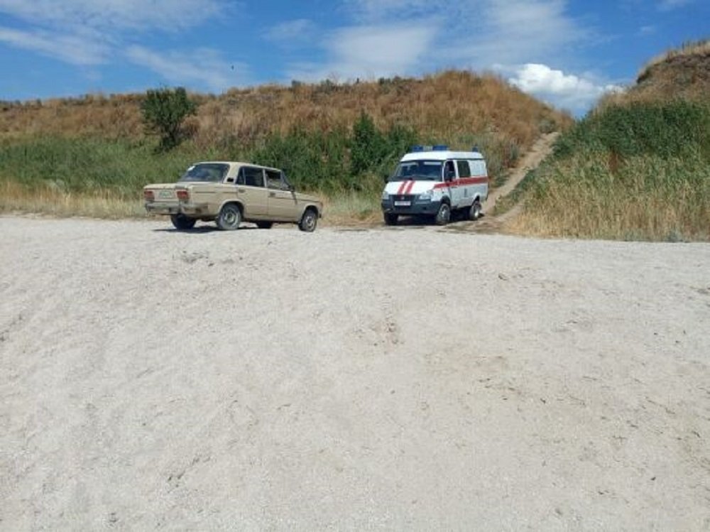 В Ростовской области автомобиль отдыхающих застрял в песке 7 августа