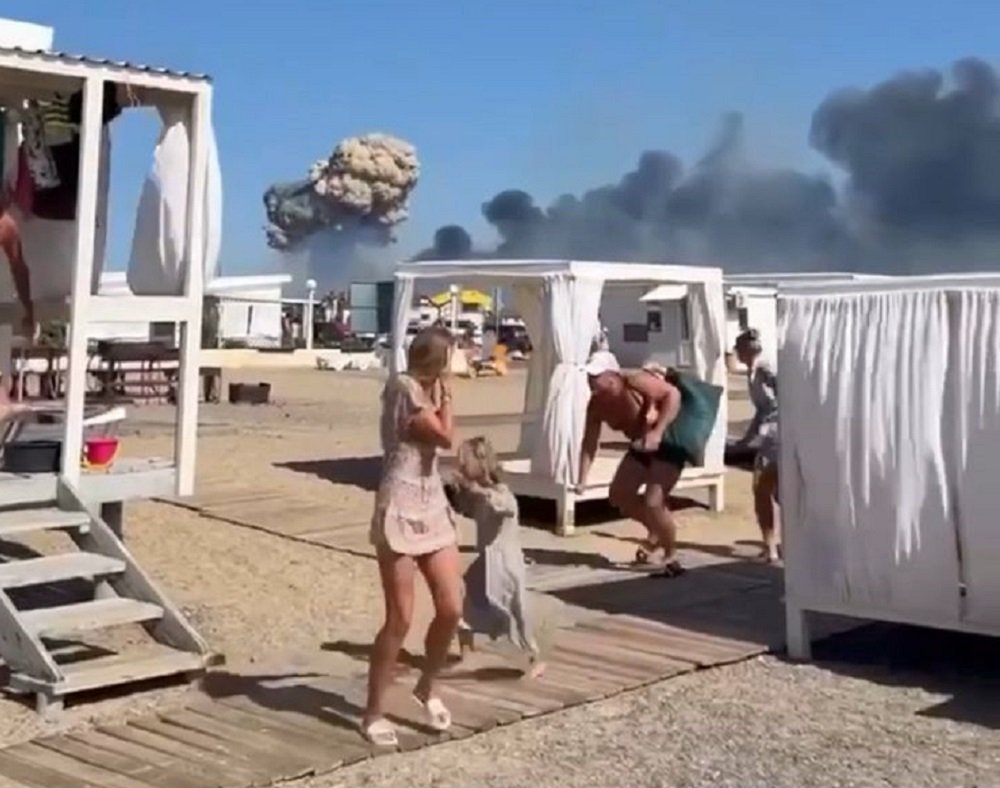 Серия взрывов прогремела в Крыму, люди бегут с пляжей и покидают полуостров