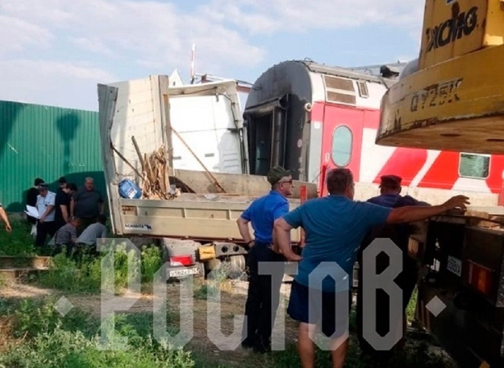 В Ростове тепловоз протаранил грузовик на ЖД-переезде 10 августа