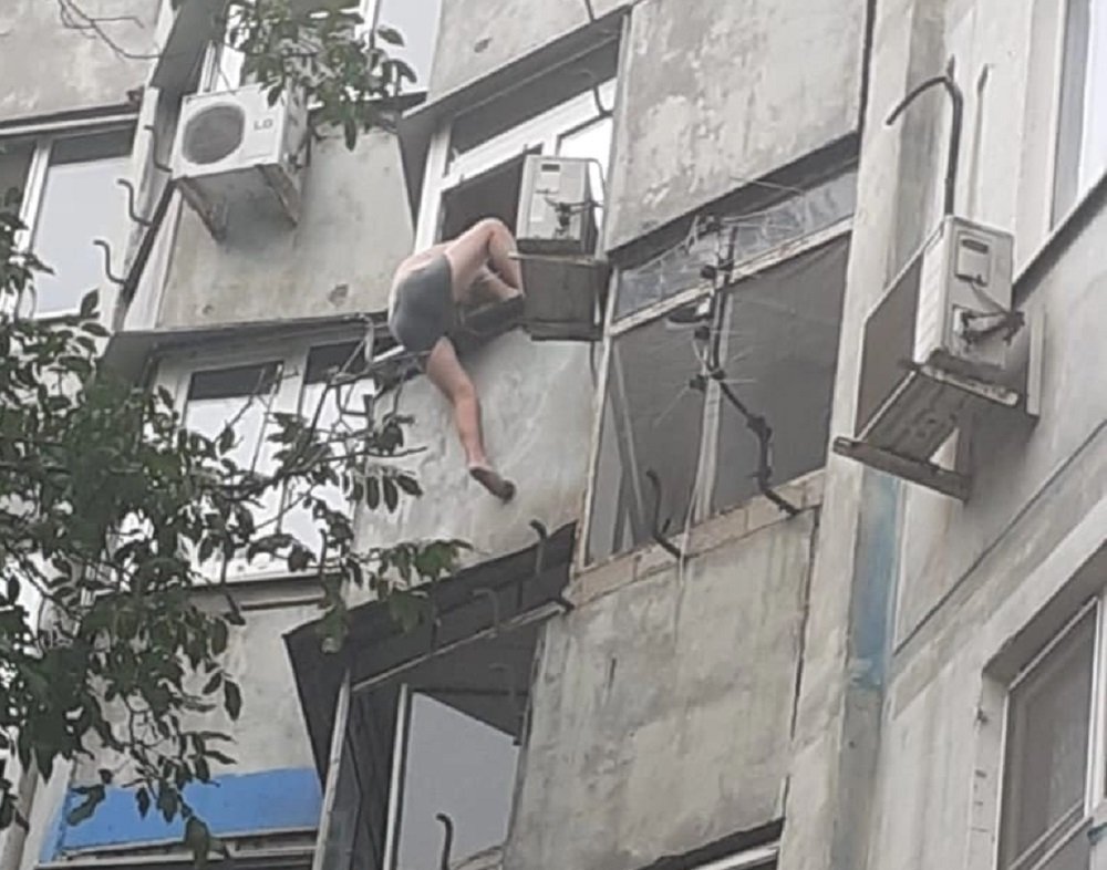 В Ростове на Королева мужчина пытался покинуть квартиру через окно 6 этажа