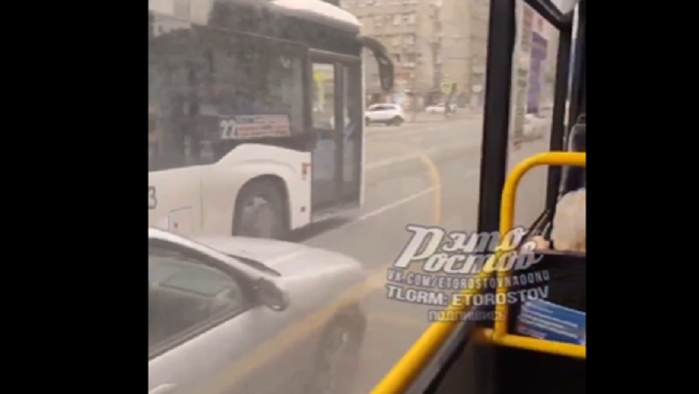 Гонки устроили водители автобусов в центре Ростова 12 августа