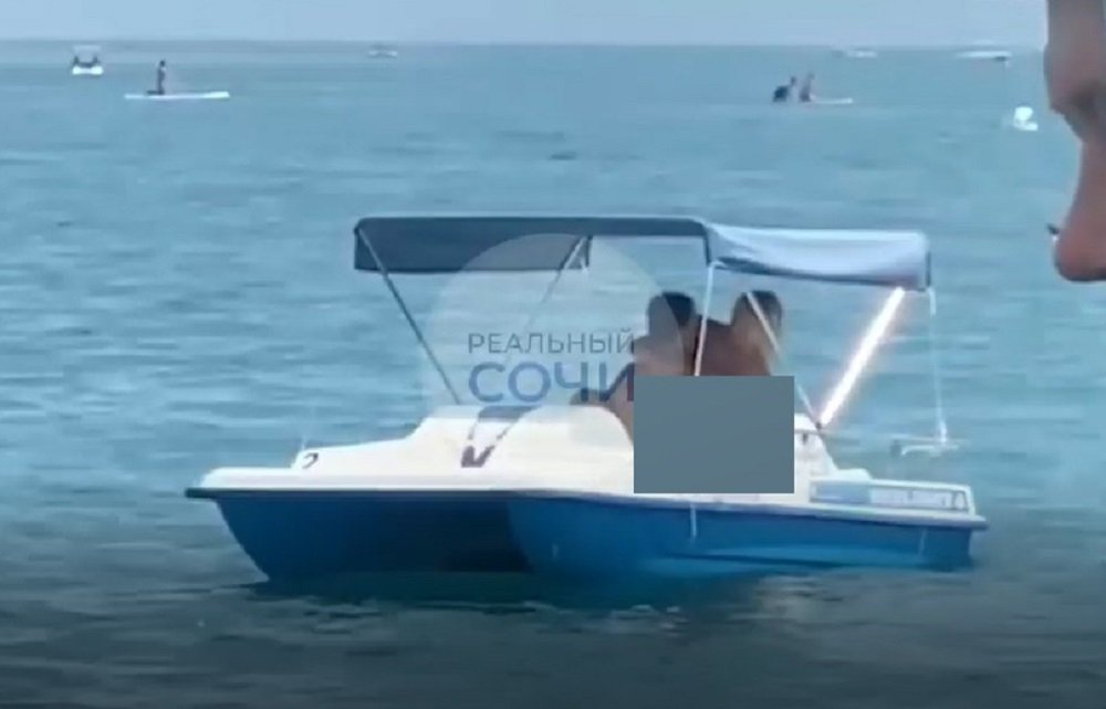 Секс туристов на катамаране в море сняли на видео в Сочи