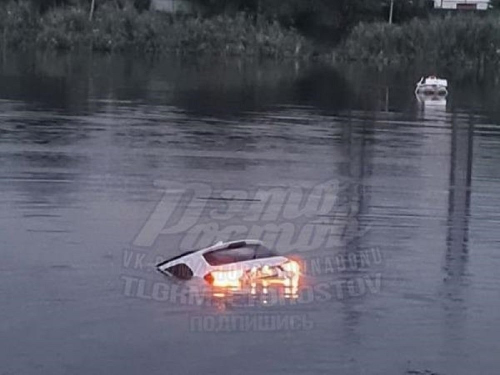 Вечером 16 августа в Ростове утонула иномарка с водителем в Северном водохранилище