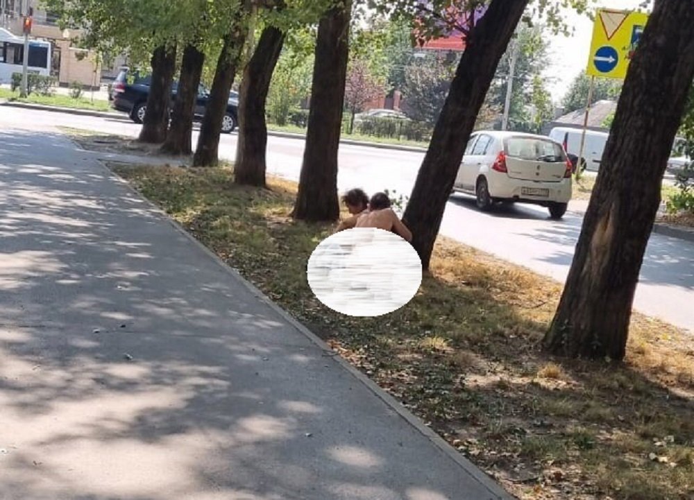 Голые мужчина и женщина устроили разврат около школы №81 в Ростове прямо на газоне