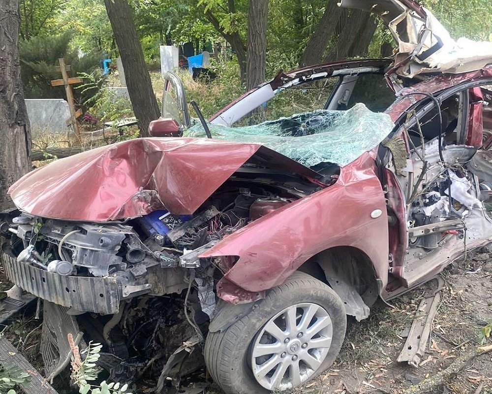 В Ростовской области водитель «Мазды» погиб, врезавшись в дерево 27 августа