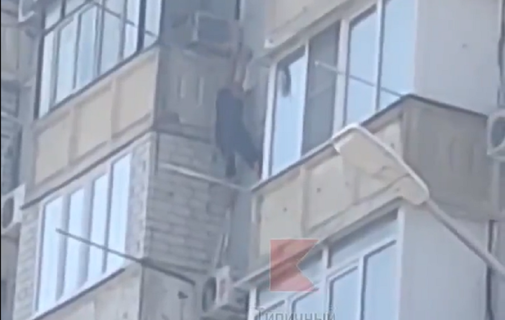 В Краснодаре мужчина пытался спрыгнуть из окна, но его спас кондиционер