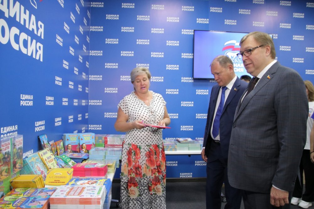 Книги детям Донбасса передали депутаты Ростовской области