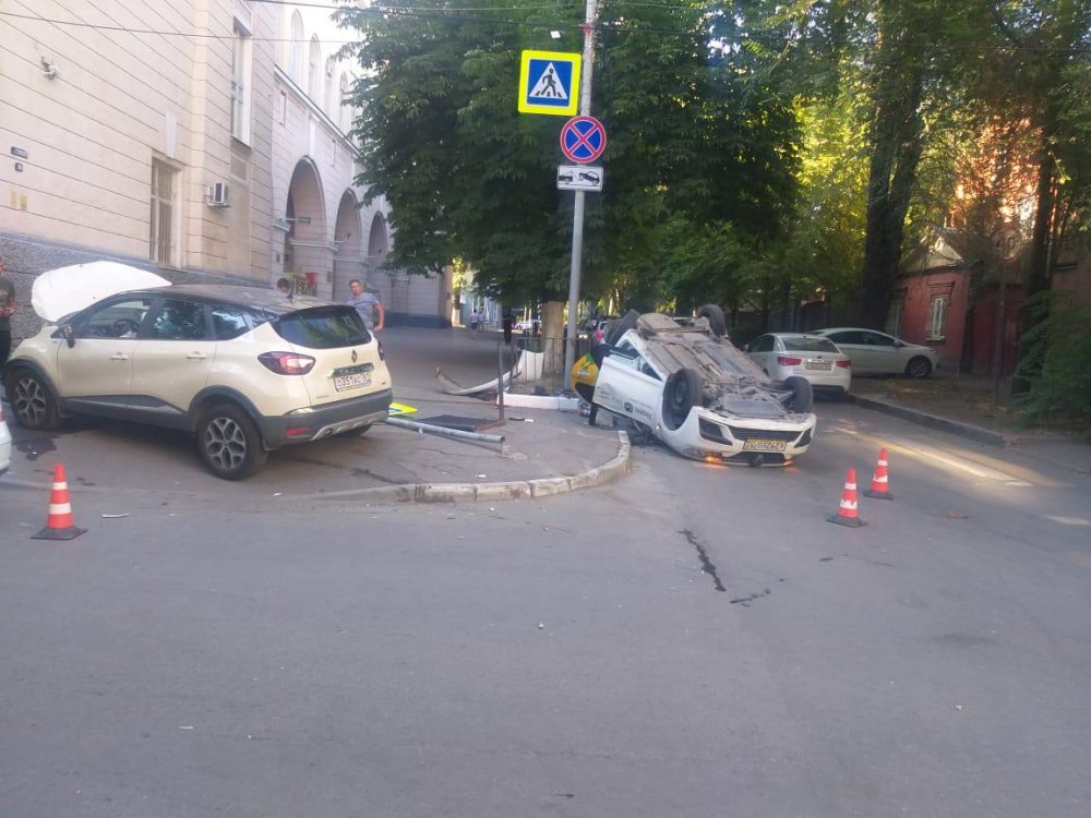 В Ростове на Семашко машина Яндекс-такси опрокинулась на крышу, пострадала девушка