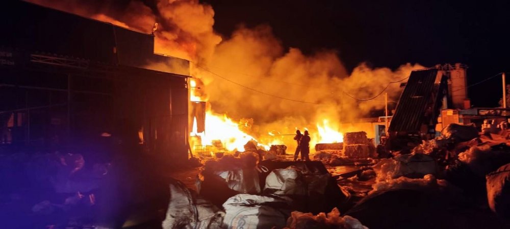 Сильнейшее возгорание произошло на территории торгового центра в Ростове-на-Дону