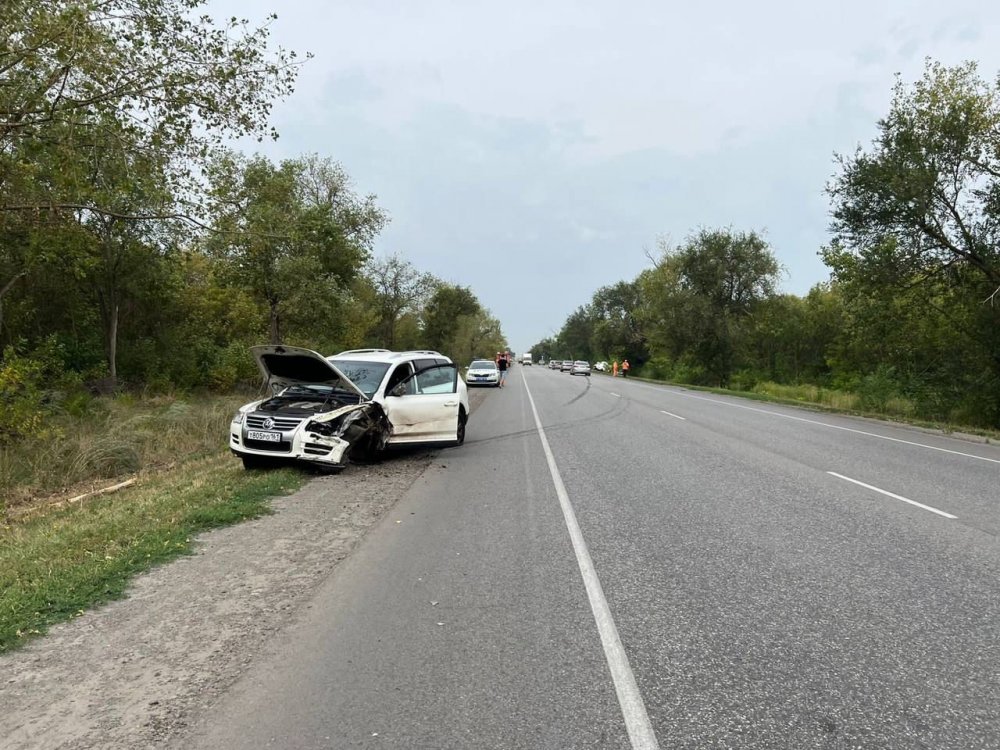 Отлетевшее колесо иномарки спровоцировало массовую аварию на трассе под Ростовом 29 августа