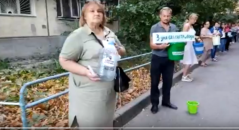 В Ростове жильцы дома на Кривошлыковском устроили флешмоб с пустыми ведрами в сентябре