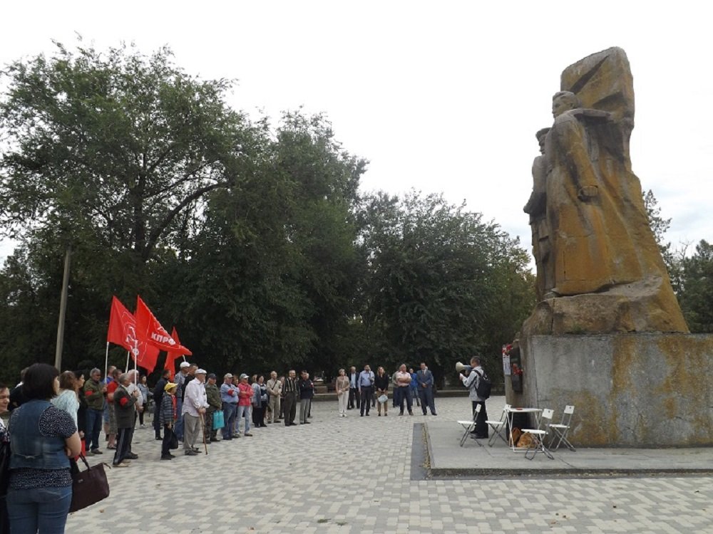 В Ростовской области люди на митинге потребовали сохранение памятника красным казакам