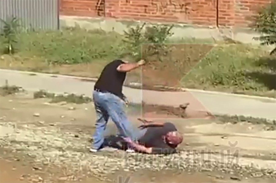 В Краснодаре средь бела дня на глазах очевидцев водитель жестоко убил мужчину ножом