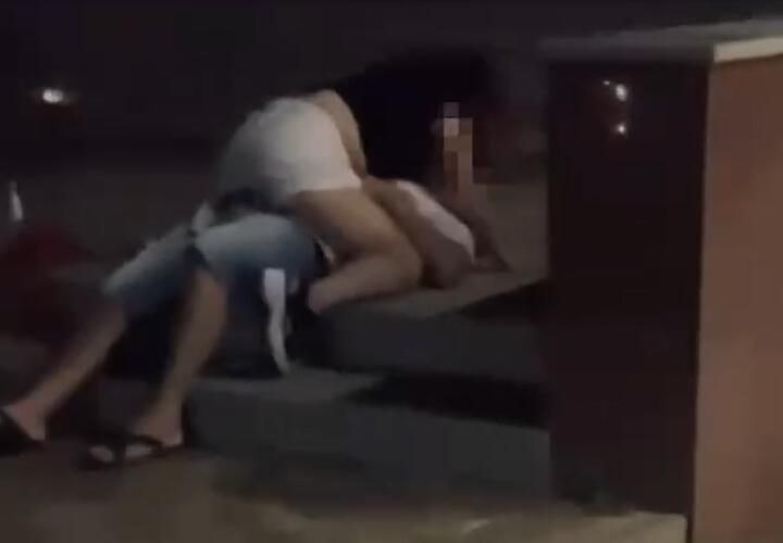 Туристы занялись публичным сексом на набережной в Новороссийске на глазах кучи очевидцев