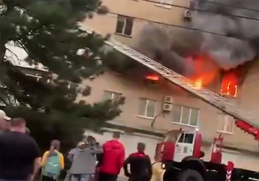 В Азове после взрыва бытового газа произошло возгорание многоквартирного дома