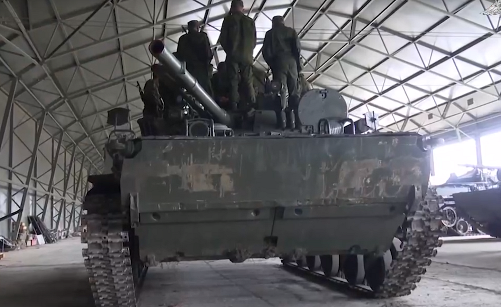В Ростовской области мобилизованные мужчины приступили к освоению бронетехники