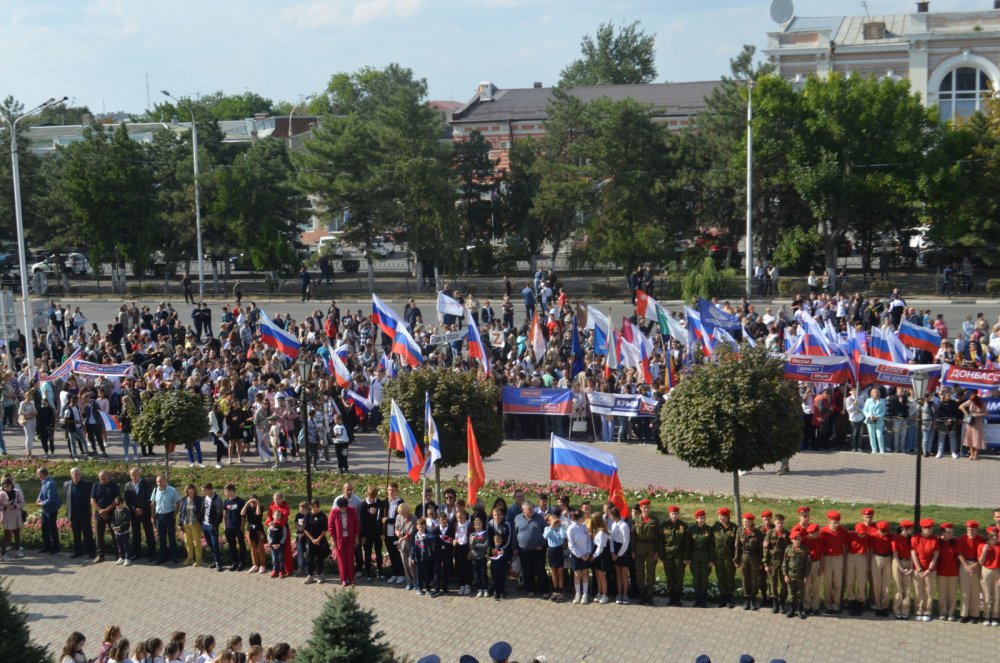 Тысячи людей в Ростовской области вышли на митинг в поддержку российских воинов