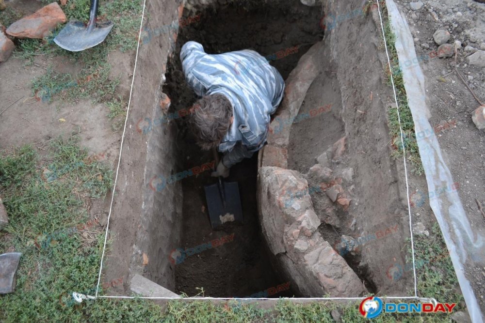 Разрушенное в XX веке погребение и фундамент колокольни собора обнаружили во время раскопок археологи в Азове