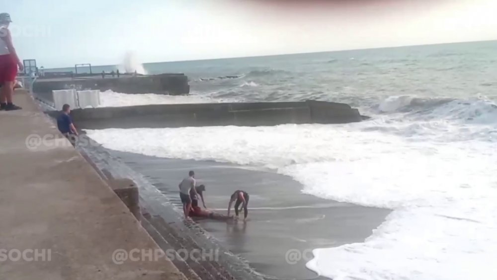 В Сочи на пляже утонул купавшийся во время шторма мужчина