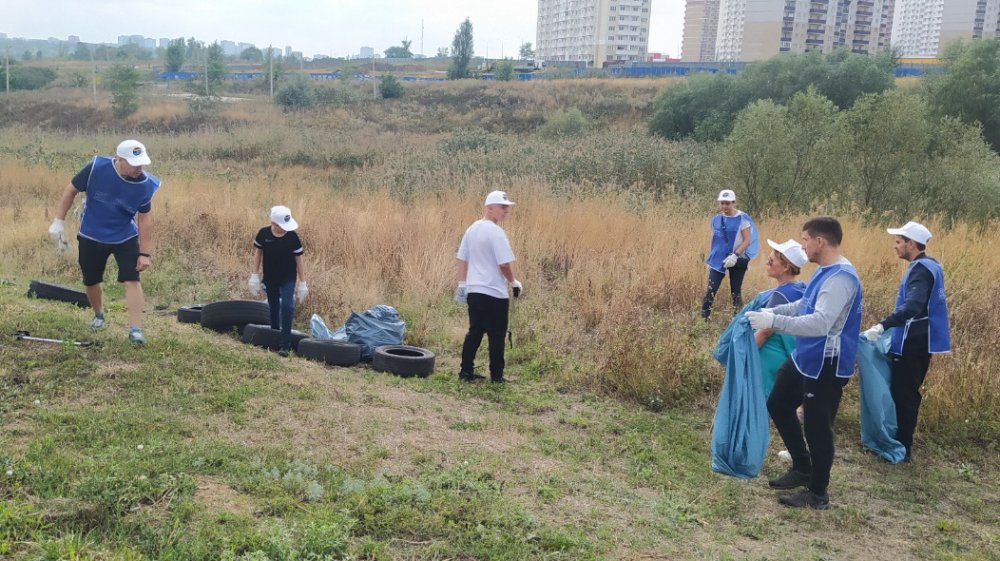 Во время субботника ростовчане собрали бытовой мусор в русле притока Темерника в Суворовском