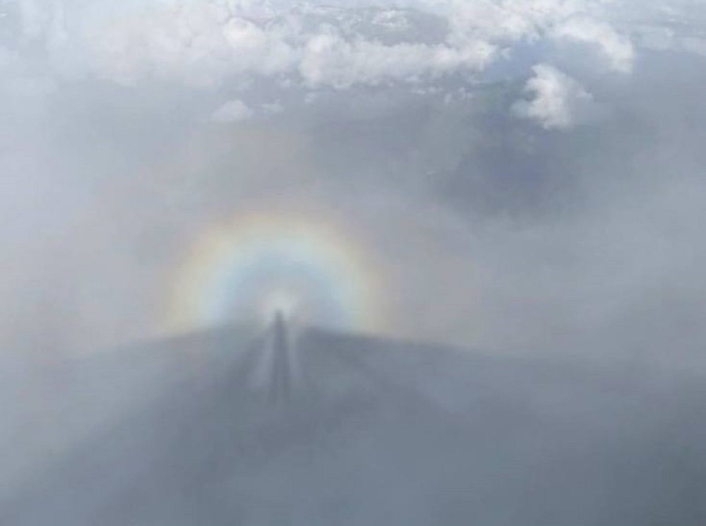 В горах Сочи на высоте 2509 метров туристы увидели Брокенского призрака