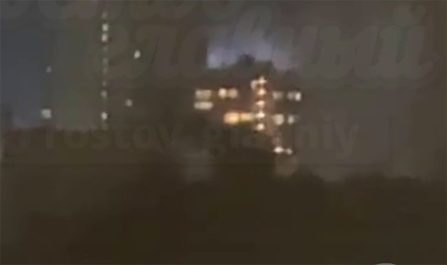 Звуки похожие на сильные взрывы и вспышки в небе напугали жителей в Ростове в ночь на 2 октября