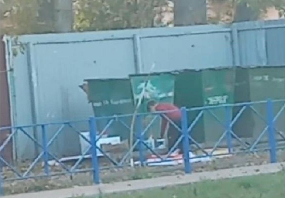 Житель Ростовской области был осужден в сети за пост о ребенке у мусорных жбанов