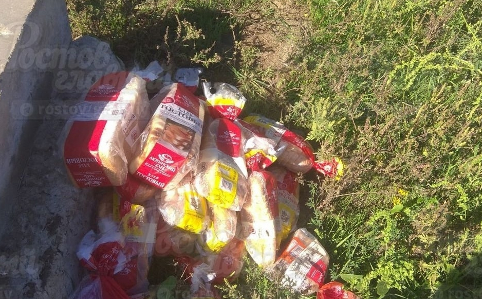 Неизвестные устроили свалку из хлеба на улице в Ростове среди бела дня утром 10 октября