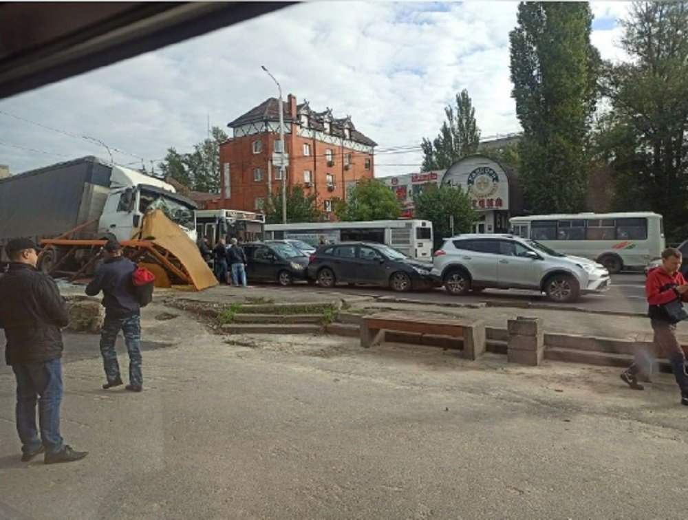 В Ростове-на-Дону большегруз протаранил автобусную остановку