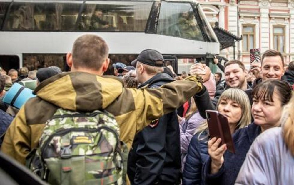 Из Ростовской области днем 13 октября проводили новые автобусы с мобилизованными мужчинами