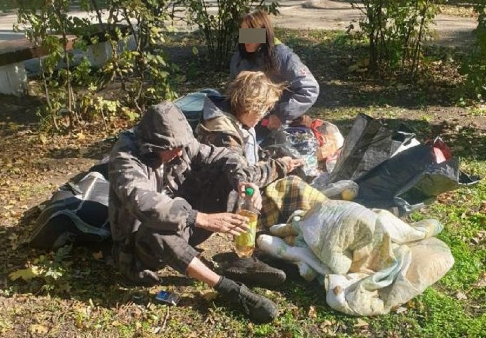 Туристы из Ставрополья не смогли доехать до Суворовского в Ростове и стали ночевать на земле в парке Островского