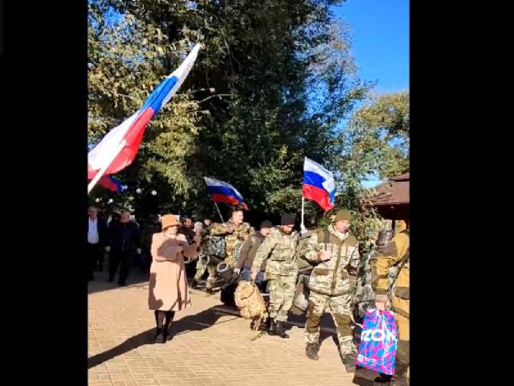 Новую партию мобилизованных проводили на автобусе из Ростовской области днем 18 октября