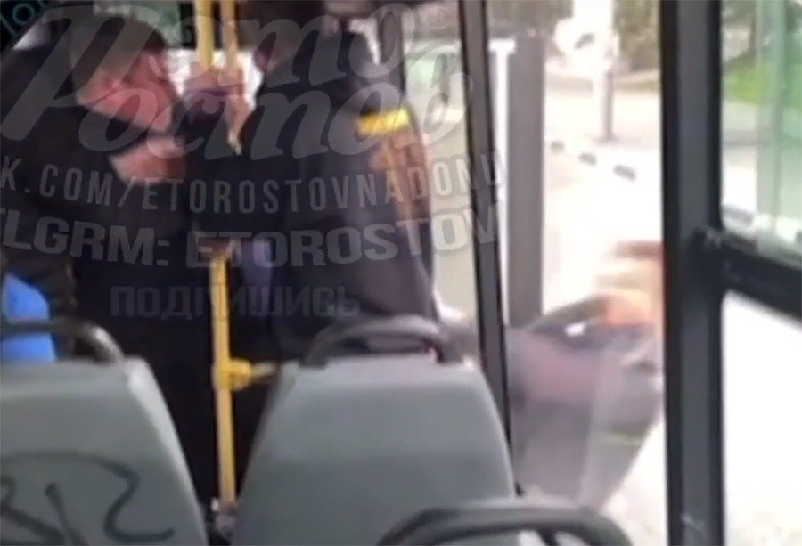 В Ростове пассажиры спасли женщин с детьми от пьяного мужчины, устроившего драку в автобусе