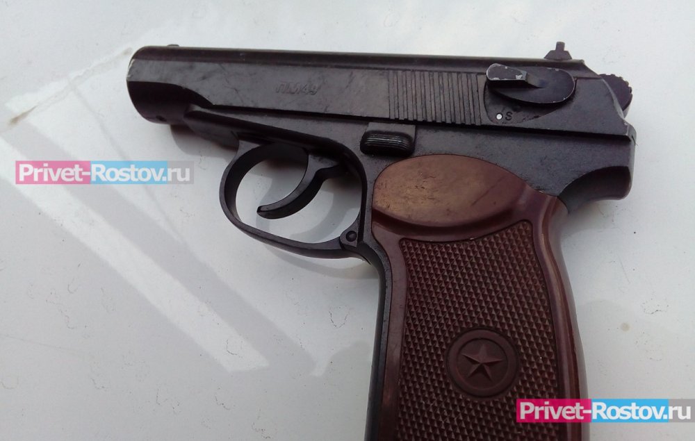 В центре Ростова вооруженный мужчина ворвался в многоквартирный дом и напугал жильцов