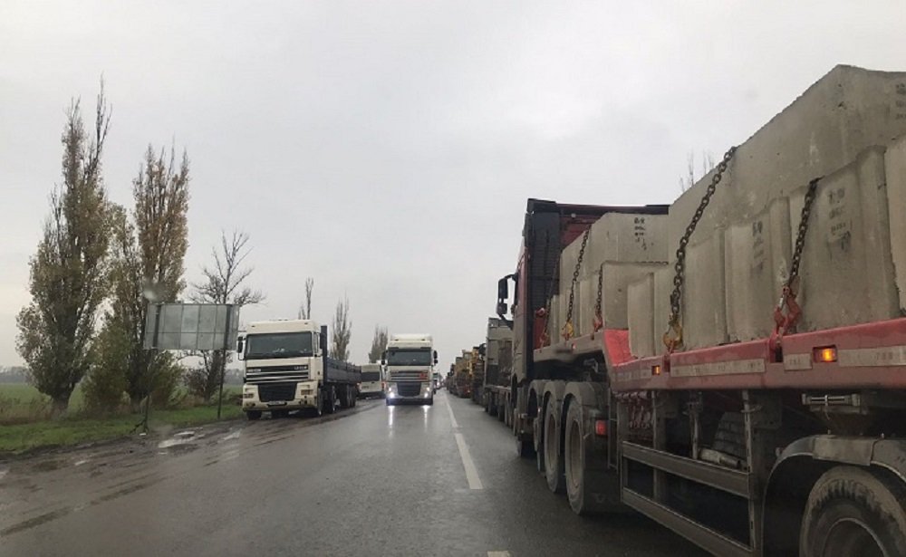 Многокилометровый затор образовался на границе Ростовской области с ДНР с 4 ноября