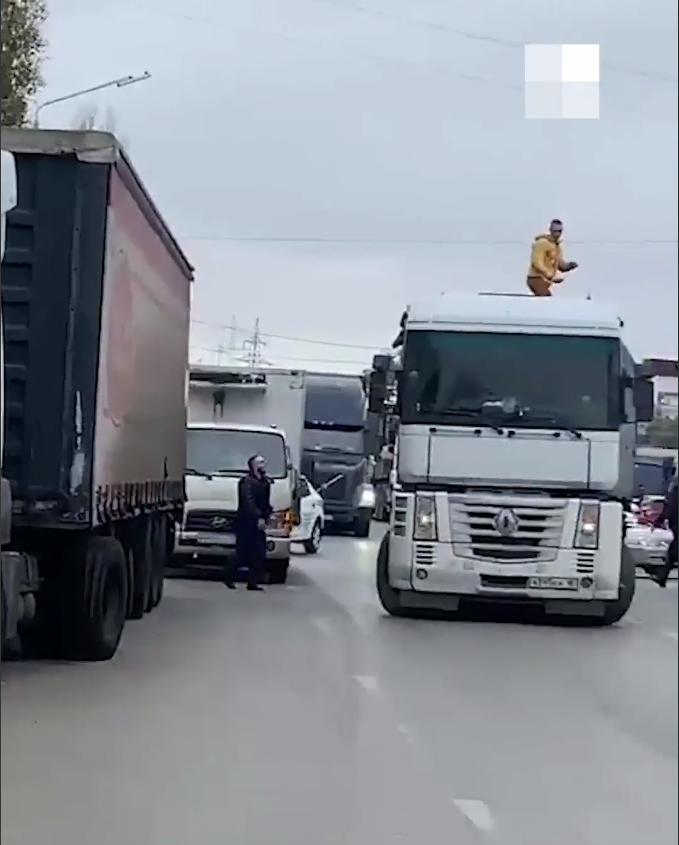 Прыгающий по движущимся фурам в Ростове мужчина попал на видео в Сети днём 10 ноября