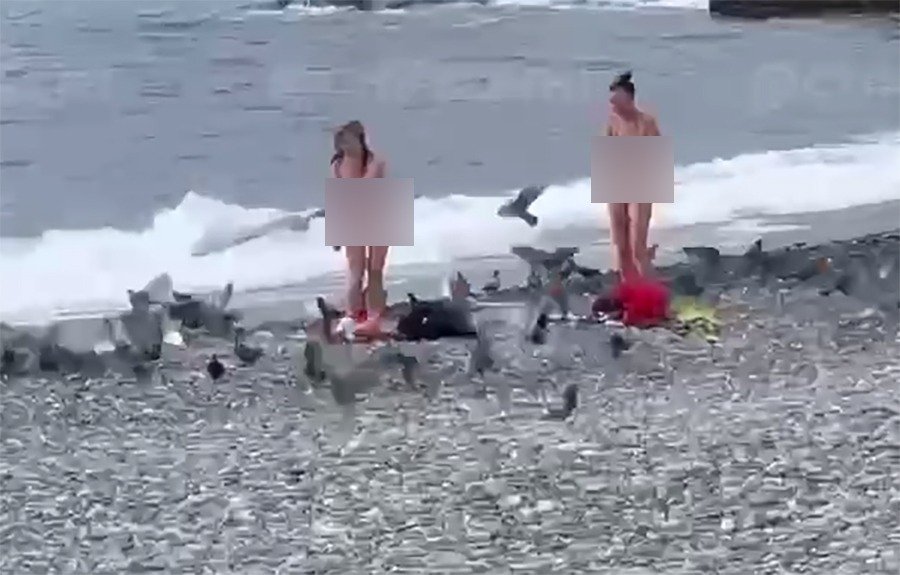 На пляже в центре Адлера две девушки разделись догола и шокировали прохожих днем 14 ноября