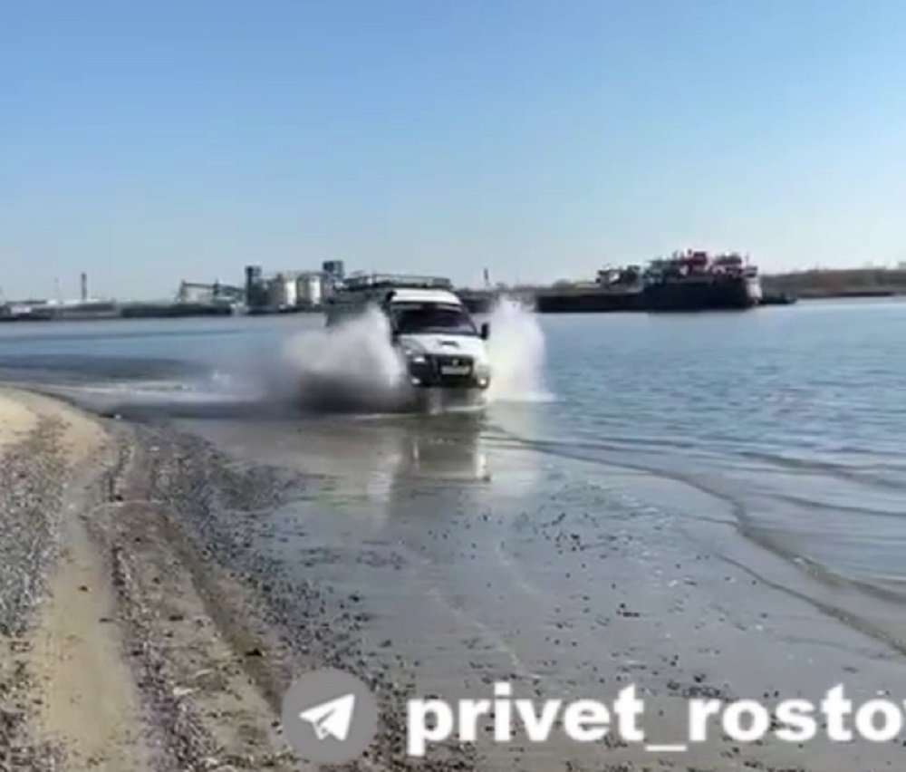 Маршрутное такси в Ростове на огромной скорости проплыло по реке Дон вдоль берега и забрызгал рыбаков