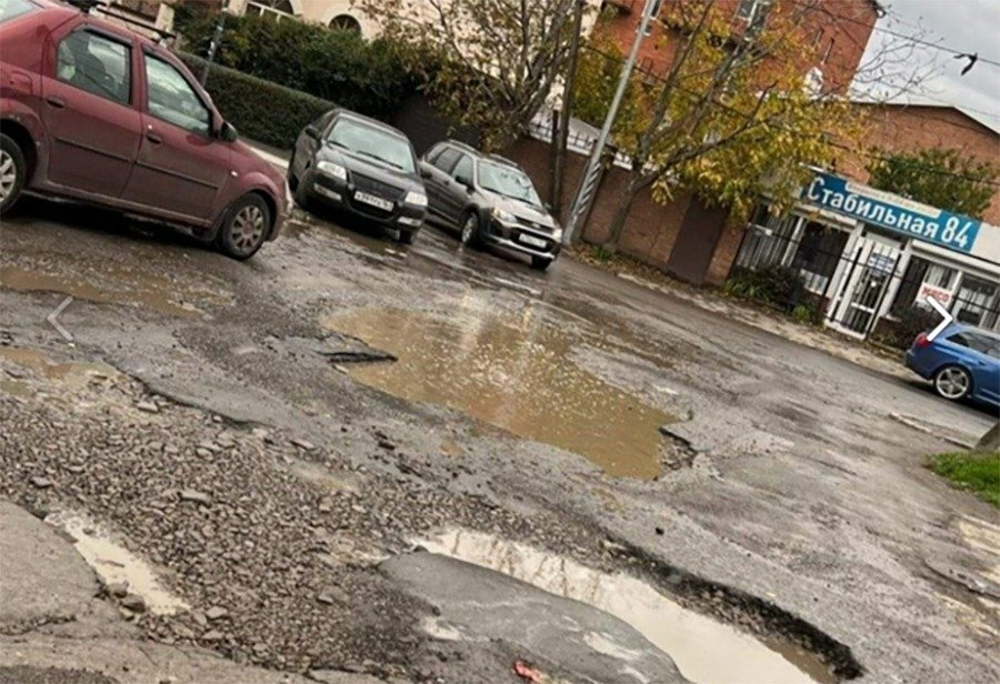 «И так сойдет»: жителям в Ростове заявили, что денег на ремонт дорог нет