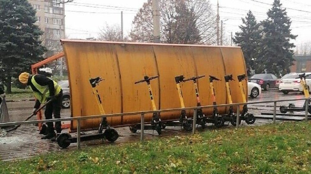 В Ростове в Октябрьском районе сильным ветром унесло остановку утром 18 ноября