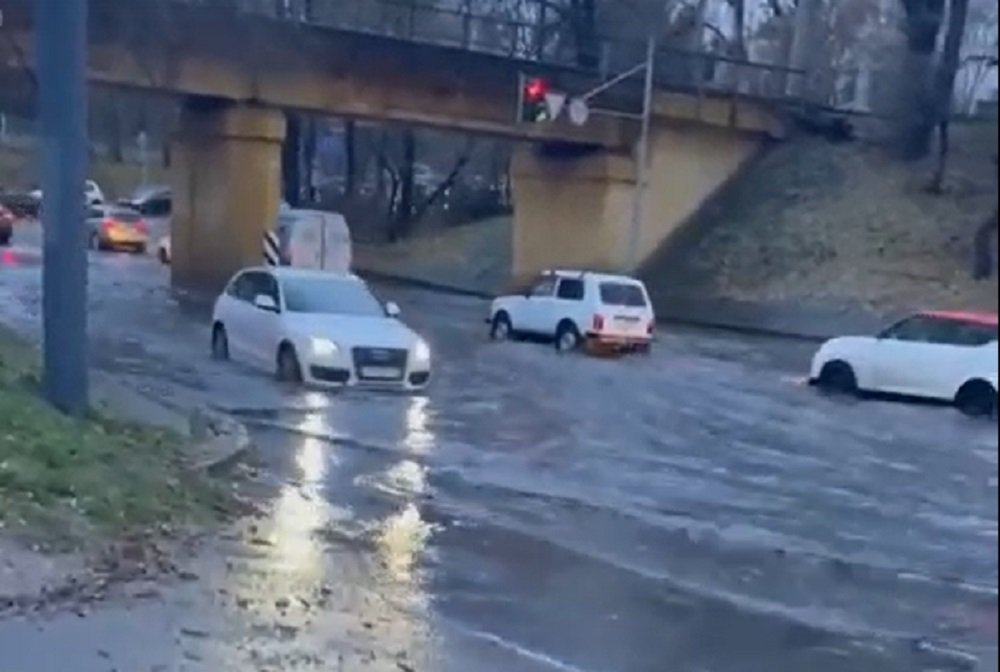 В Ростове многие дороги полностью ушли под воду после мощного ливня утром 18 ноября