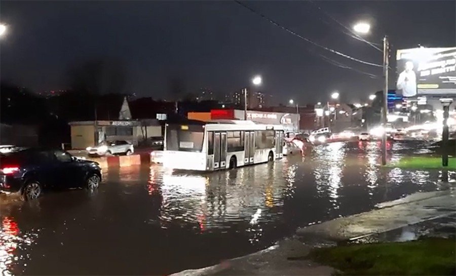 Часть улиц в Ростове-на-Дону затопило после мощного ливня вечером 19 ноября