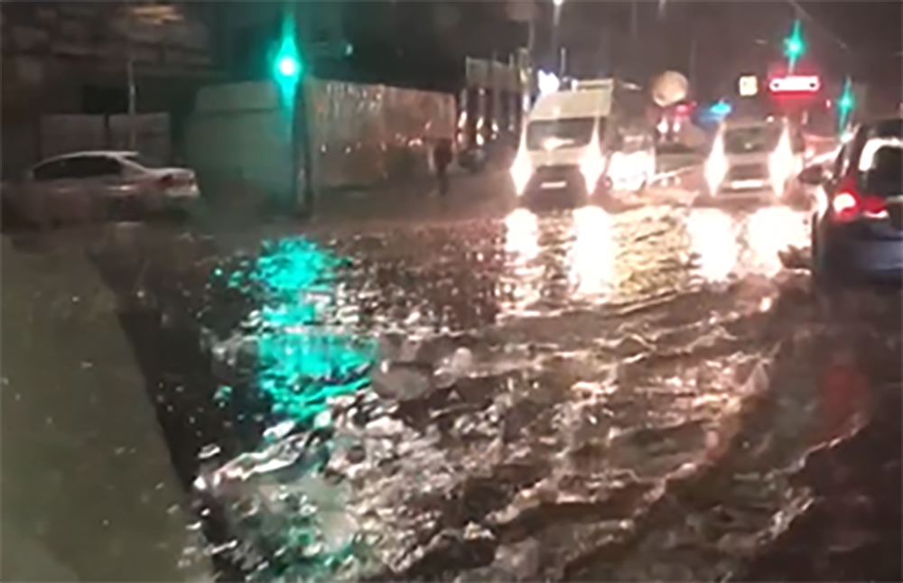 Вечером 22 ноября сильный ливень затопил улицы почти во всех районах в Ростове-на-Дону